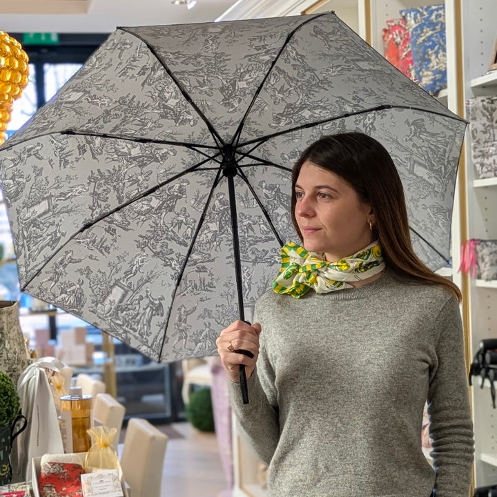 LE NOMADE - LE PARAPLUIE GRIS AU MOTIF TOILE DE JOUY