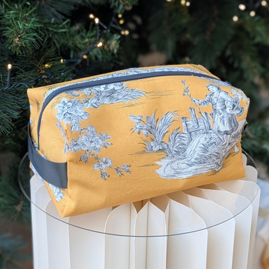 Trousse de Toilette Cube - Collection Toile de Jouy Pastorale Moutarde