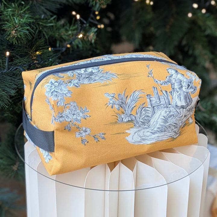 Trousse de Toilette Cube - Collection Toile de Jouy Pastorale Moutarde