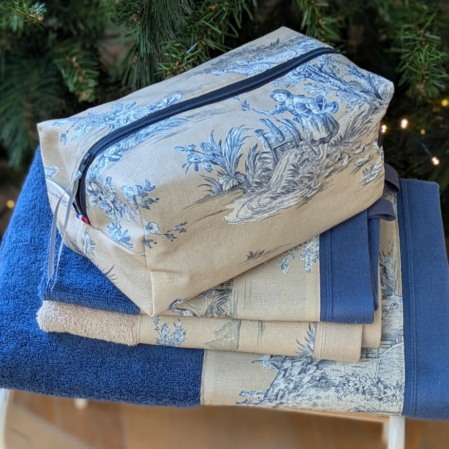 Trousse de Toilette Cube - Collection Toile de Jouy Pastorale Bleu fond Beige