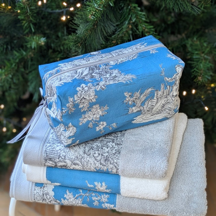 Trousse de Toilette Cube - Collection Toile de Jouy Pastorale Bleu Glacier