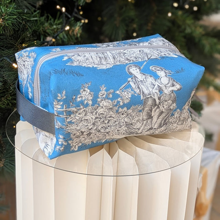 Trousse de Toilette Cube - Collection Toile de Jouy Pastorale Bleu Glacier