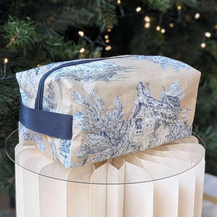 Trousse de Toilette Cube - Collection Toile de Jouy Pastorale Bleu fond Beige